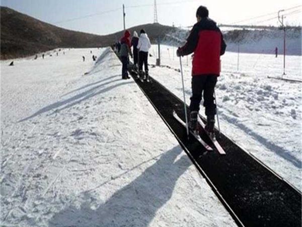 滑雪場(chǎng)魔毯解決了傳統輸送緩慢問(wèn)題
