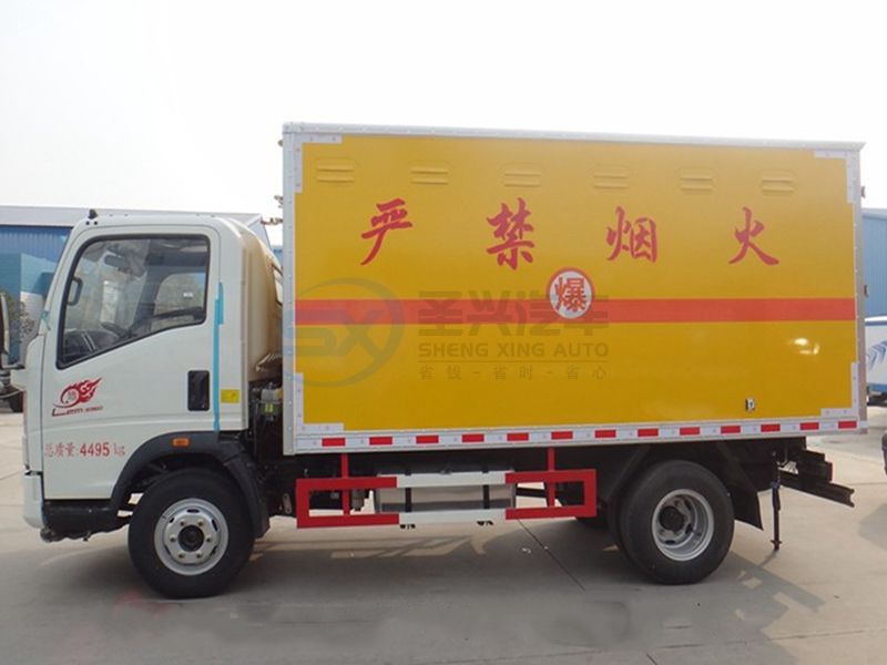 重汽豪沃4米1爆破器材運(yùn)輸車