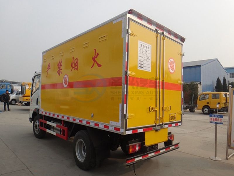 重汽豪沃4米1爆破器材運(yùn)輸車