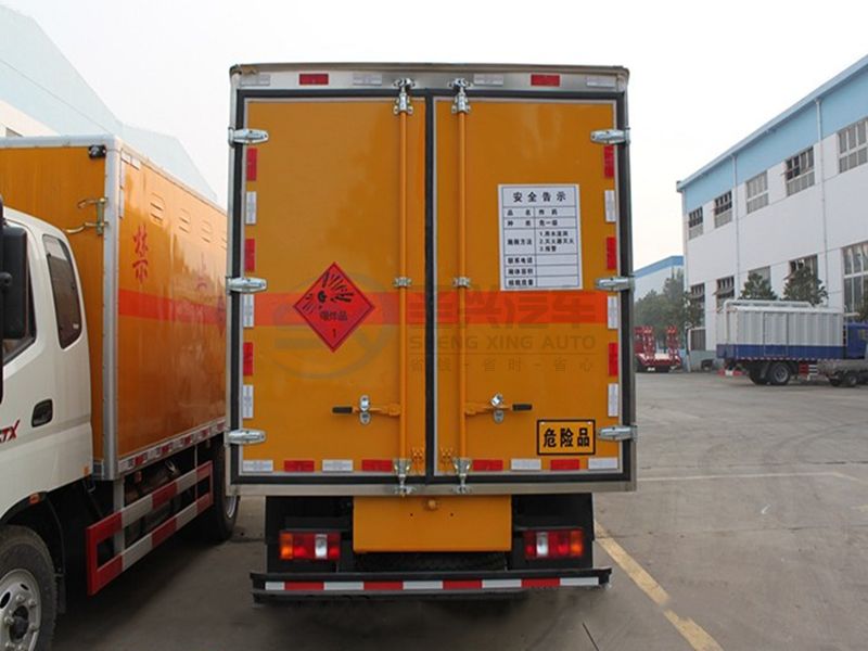 重汽豪沃4米1爆破器材運(yùn)輸車