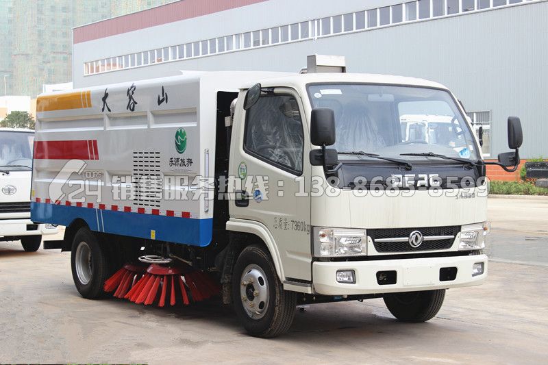 東風(fēng)小多利卡5噸掃路車(chē)