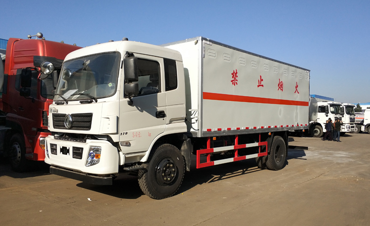 東風(fēng)專(zhuān)底6米2易燃液體廂式運(yùn)輸車(chē)