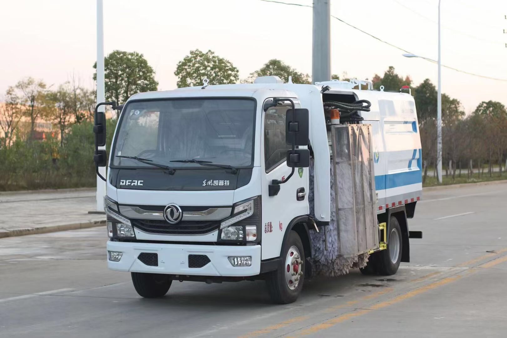 東風(fēng)多利卡護欄清洗車