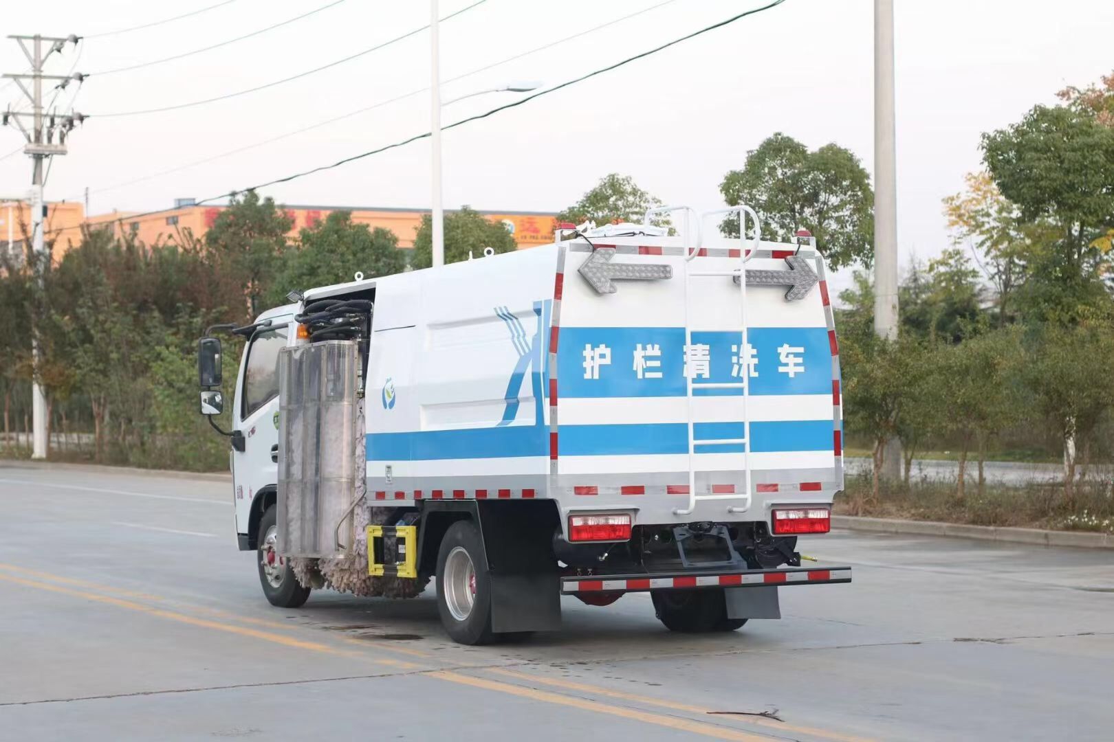 東風(fēng)多利卡護(hù)欄清洗車