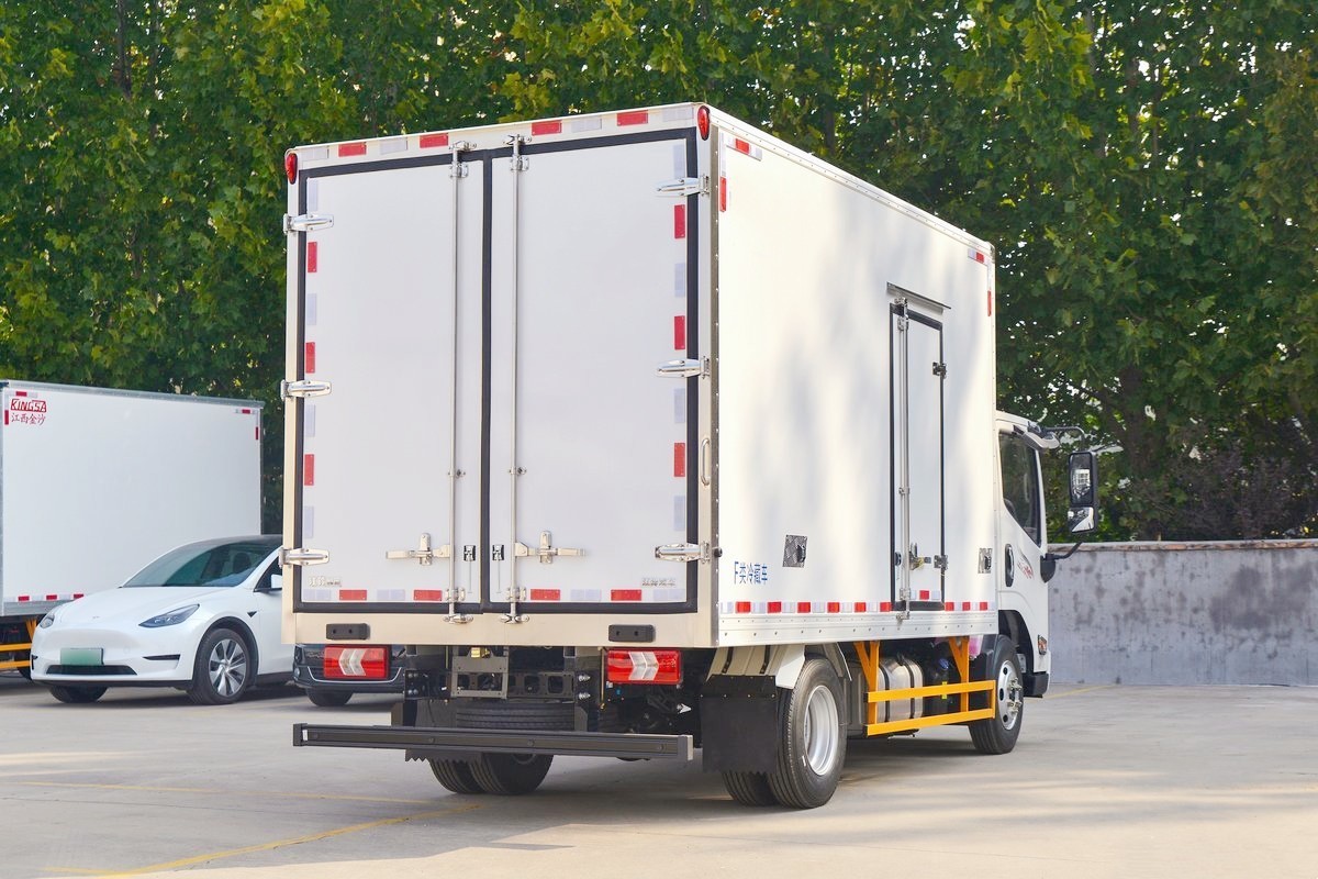 江鈴新凱運(yùn)寬體冷藏車4.02米