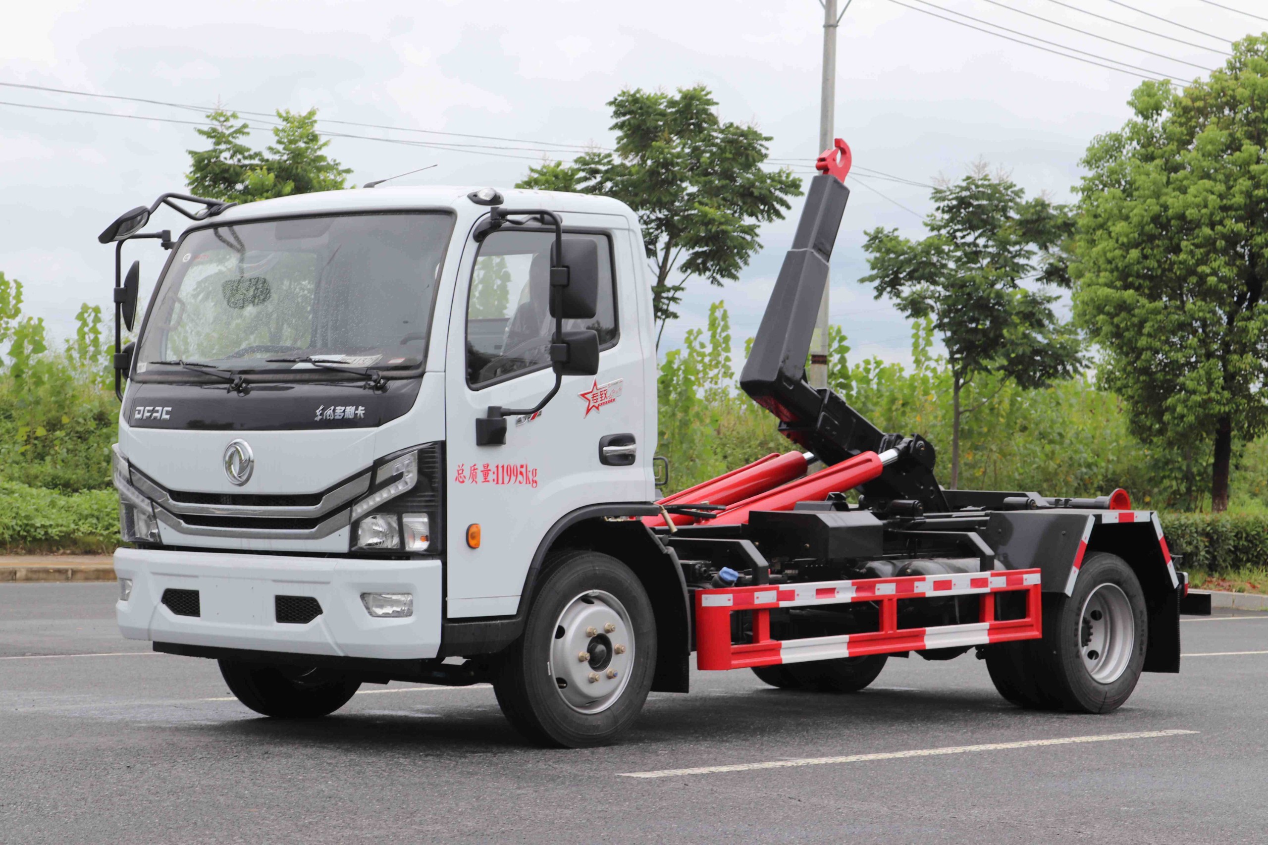 東風(fēng)多利卡D7鉤臂垃圾車(chē) 7方(可拉建筑垃圾箱)  
